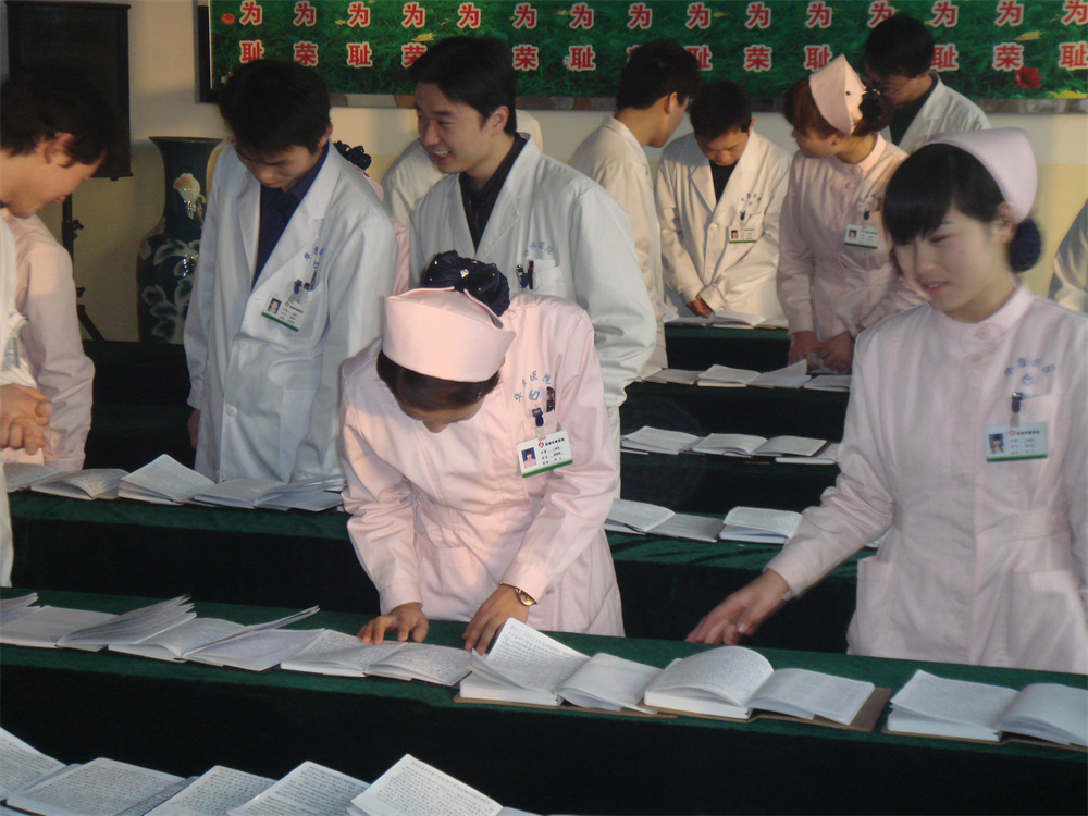 员工相互学习交流.JPG
